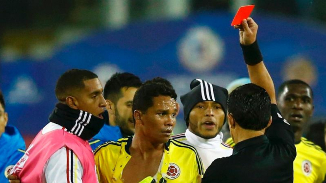 Striker Kolombia, Carlos Bacca, saat menerima kartu merah.