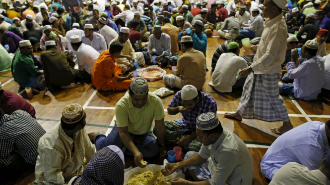 Suasana Kebersamaan Saat Berbuka Puasa Bersama di Berbagai Negara