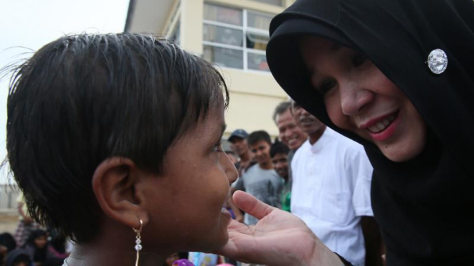 Wali Kota Banda Aceh Illiza Sa'aduddin bersama imigran Rohingya