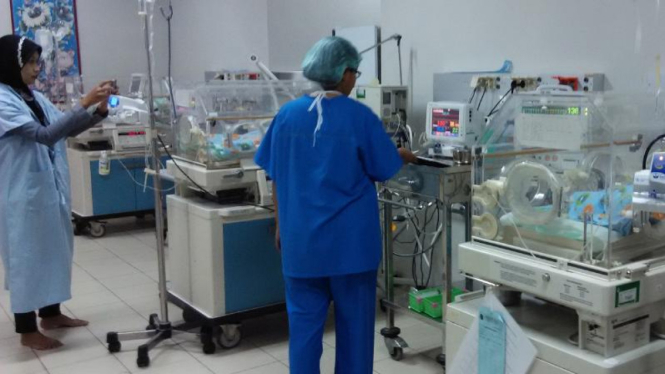 Petugas medis memantau kondisi bayi kembar lima Surabaya