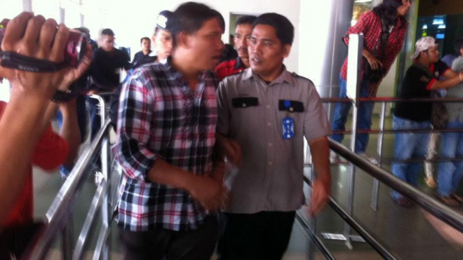 Ketua DPC PDI Perjuangan Muba, Bambang Karyanyo digelandang petugas KPK.