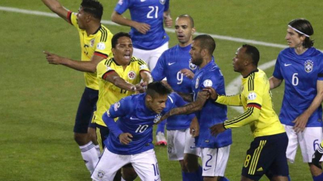 Pemain Kolombia, Carlos Bacca mendorong Neymar (10) di Copa America