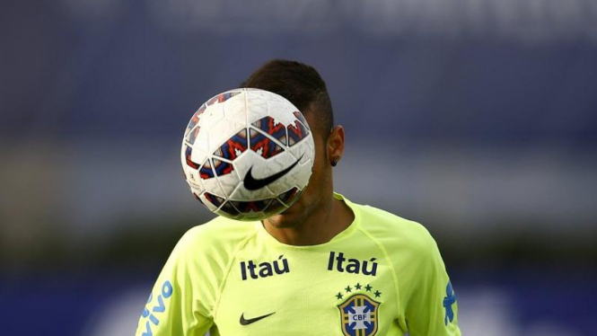 Pemain Brasil, Neymar, tertutup bola saat latihan di Copa America