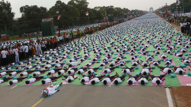 Perdana Menteri India Narendra Modi Pimpin Ribuan Orang Untuk Yoga