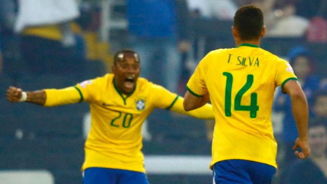 Pemain Brasil, Robinho, selebrasi gol Thiago Silva