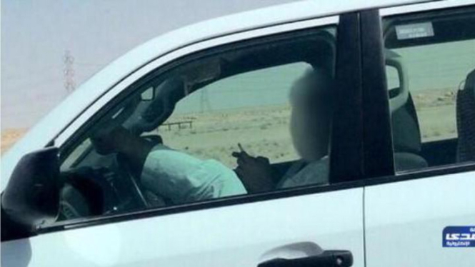 Pemuda di Saudi mengemudi dengan kaki sambil memainkan iPhone.