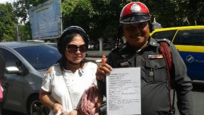 Wisatawan pemotor yang terkena tilang polisi Thailand.
