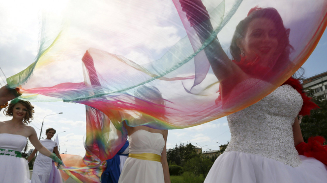 parade brides festival di rusia