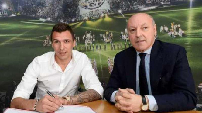 Mario Mandzukic (kiri) dan Giuseppe Marotta (kanan)