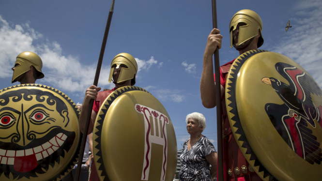 Melihat Sejumlah Pria Berpakaian ala Tentara Yunani Kuno