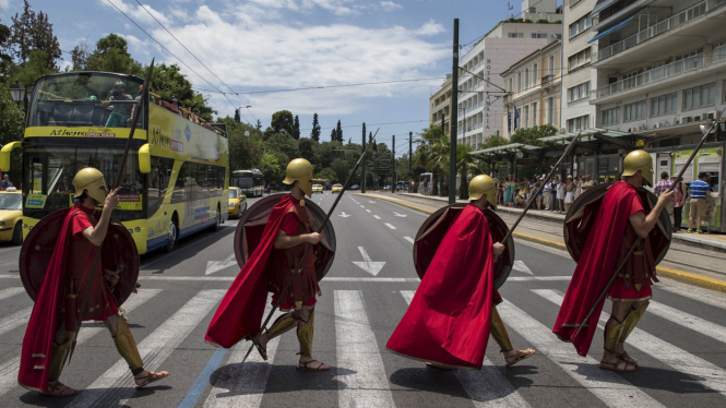 Melihat Sejumlah Pria Berpakaian ala Tentara Yunani Kuno