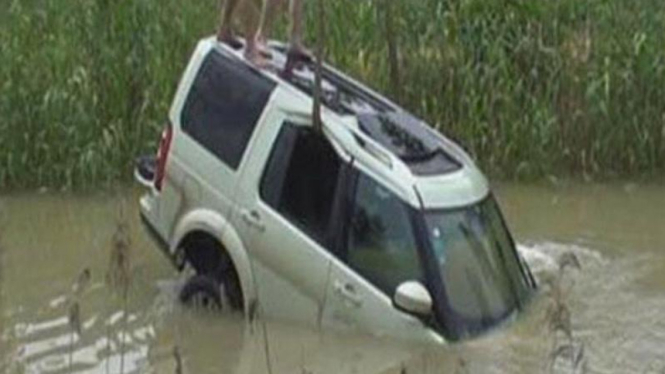 Proses evakuasi mobil Land Rover yang tercebur ke sungai.