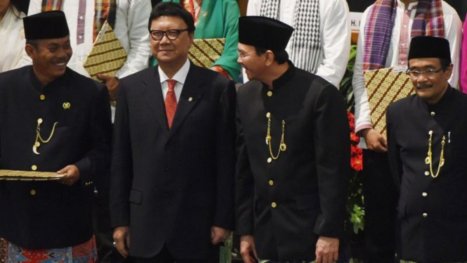 Mendagri Tjahjo Kumolo bersama Basuki Tjahaja Purnama, Ketua DPRD dan Djarot Saiful Hidayat.
