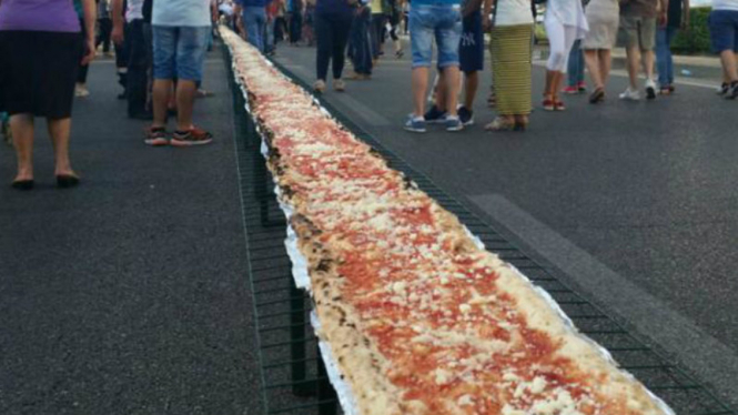 Pizza terpanjang di dunia ada di Italia.