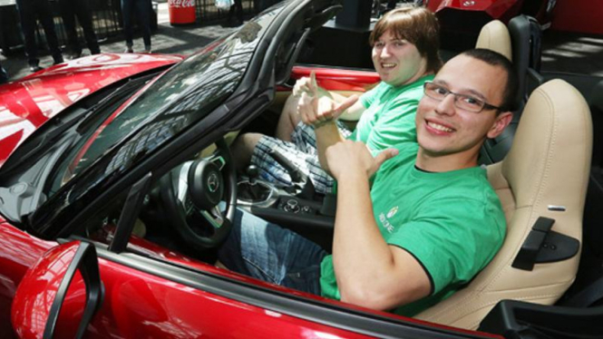 Dua finalis lomba bermain game yang mendapat hadiah mobil Mazda.