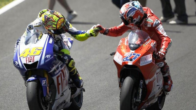 Valentino Rossi dan Casey Stoner saat bertarung di ajang MotoGP