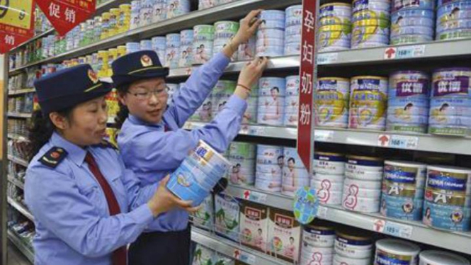 Penegak hukum China memeriksa susu formula di toko.