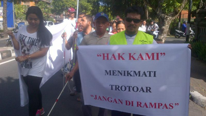 Tunanetra di Bali protes tentang hak fasilitas publiknya