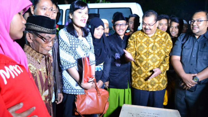 Perwakilan KJRI Hongkong menyerahkan peti jenazah TKI Wiji Astutik