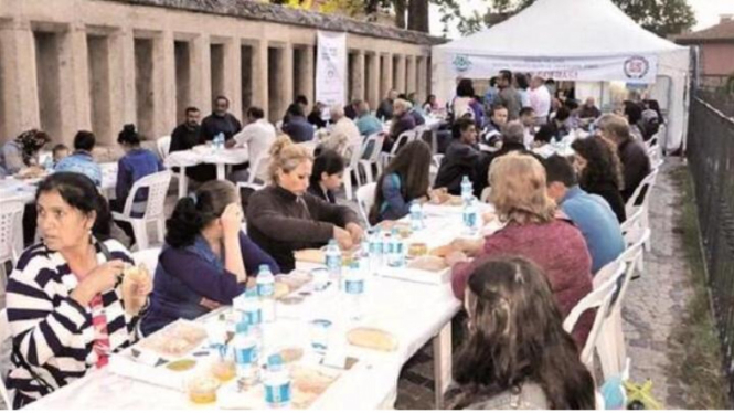 Buka puasa bersama di Sinagoga Erdine, Turki.