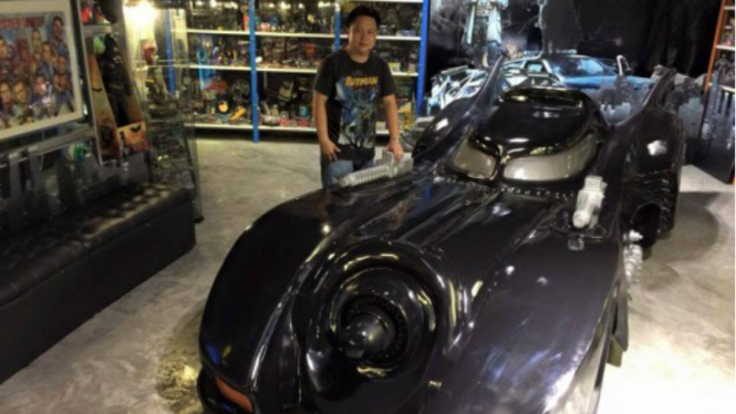 Kolektor Batman, Somchai dari Thailand.