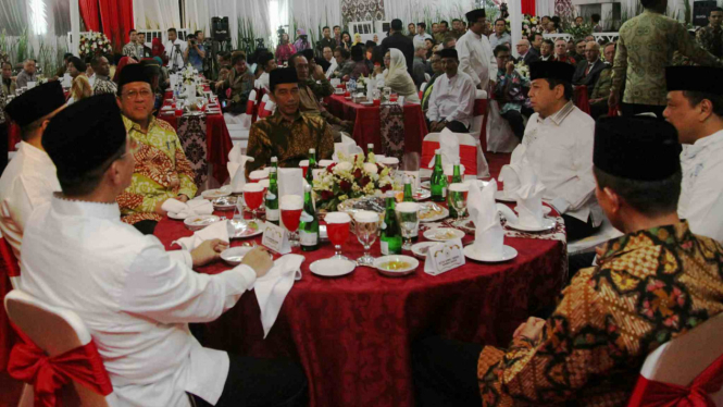 Presiden Jokowi saat buka puasa dengan pimpinan DPD RI