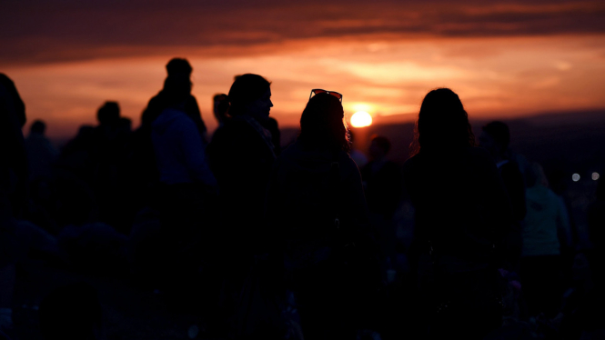 Menyaksikan Matahari Terbenam di Festival Glastonbury