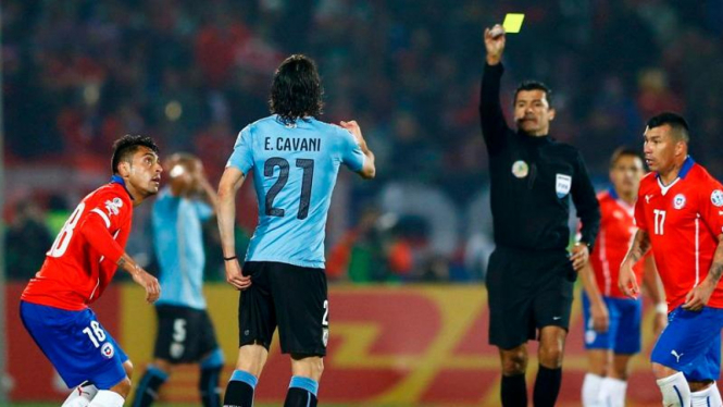 Pemain Uruguay, Edinson Cavani, usai "dicolek" Gonzalo Jara