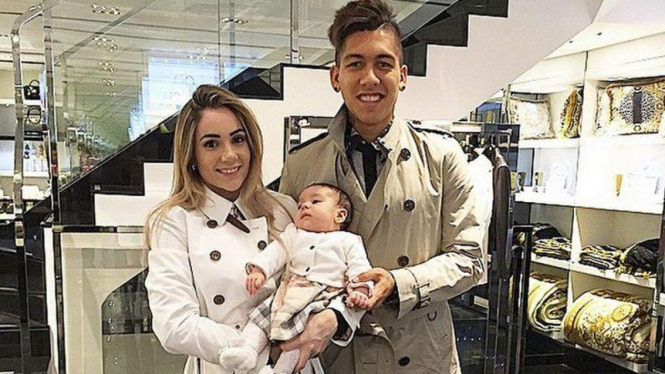 Roberto Firmino bersama istri dan anaknya