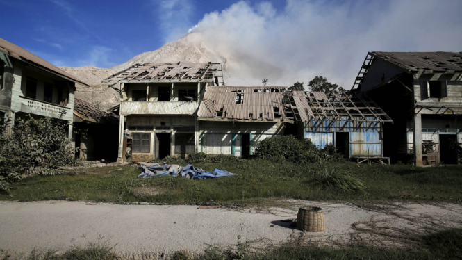 Gunung Sinabung Erupsi Warga Tinggalkan Desanya