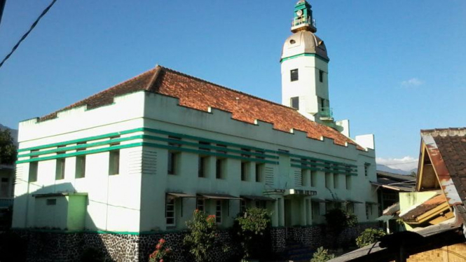 Arsitektur Masjid Assyuro Menyerupai Gereja