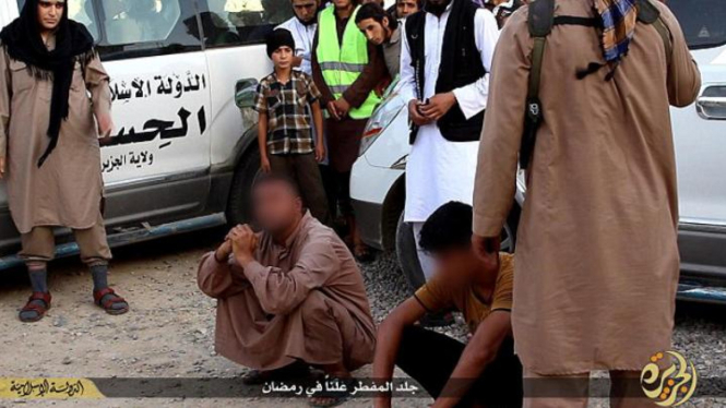 Dua militan dihukum cambuk ISIS karena batal puasa