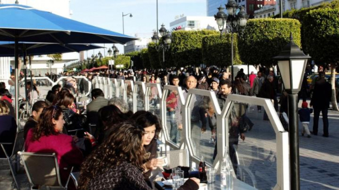 Sejumlah perempuan di Tunisia bercengkerama di sebuah kafe.