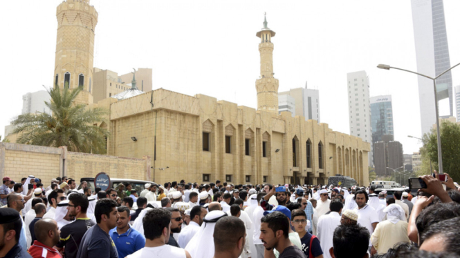 Sebuah bom meledak di Masjid Imam Shadiq Kuwait.
