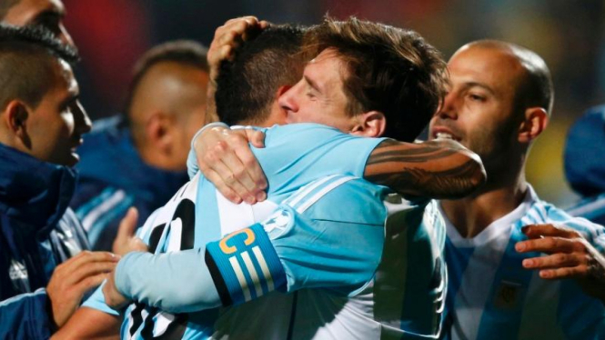 Pemain Argentina, Lionel Messi (kanan).