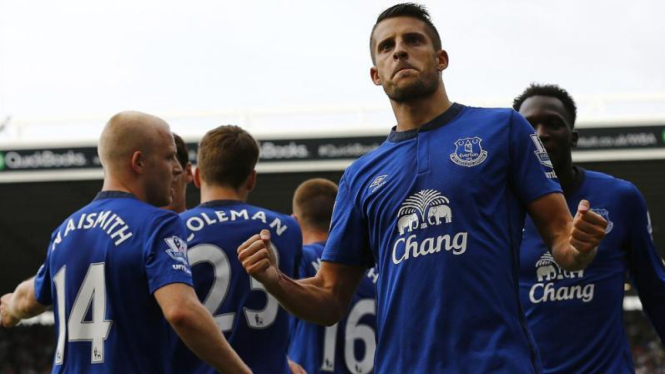 Para pemain Everton merayakan gol