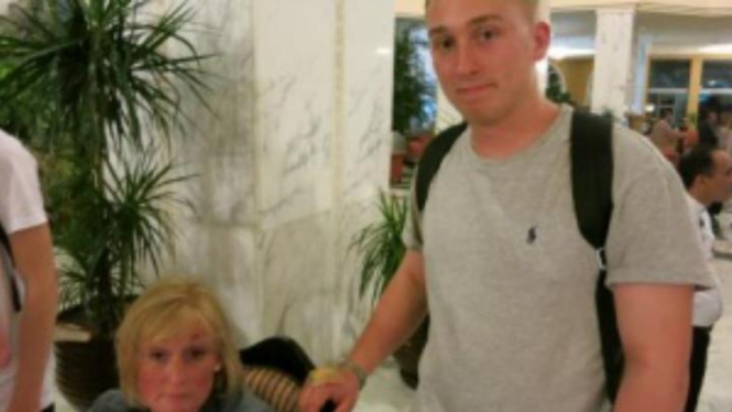 Tom Richards dan ibunya yang selamat dari serangan teroris di Tunisia.