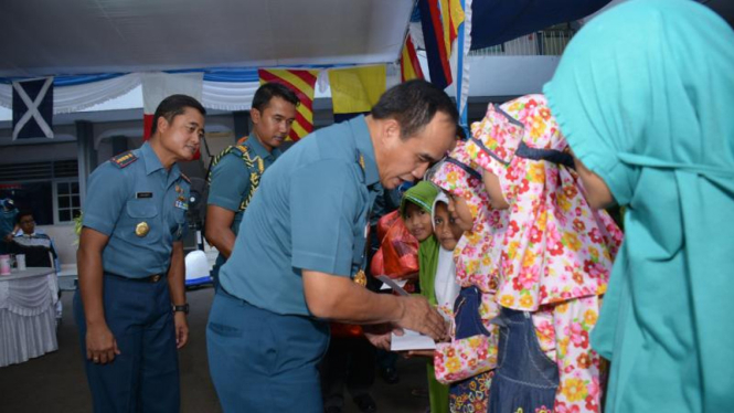 Kasal Laksamana TNI Ade Supandi membagikan bingkisan pada anak yatim.