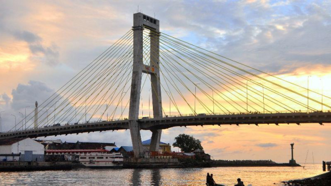 Jembatan Soekarno di Kota Manado
