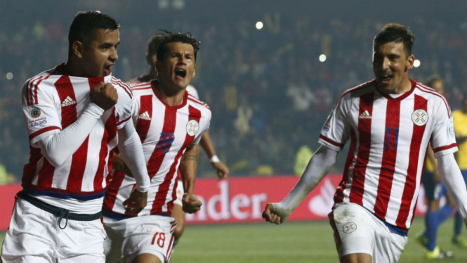 Pemain Paraguay merayakan gol ke gawang Brasil