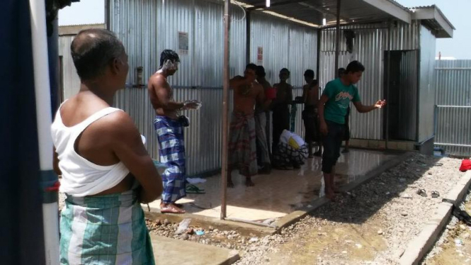 Sejumlah pengungsi Rohingya mandi di kamp pengungsian.