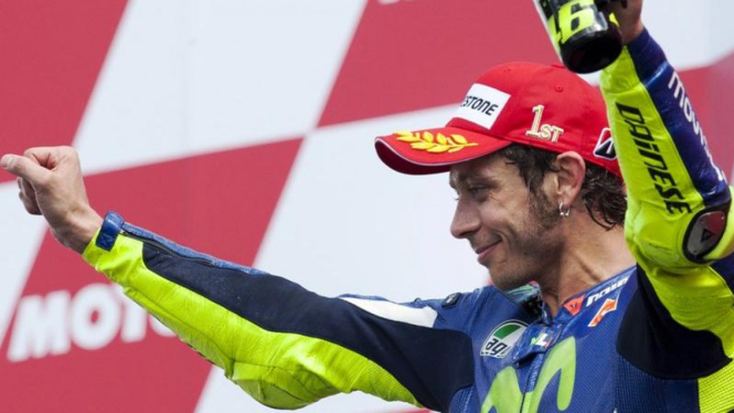 Pembalap Yamaha, Valentino Rossi usai memenangi MotoGP Belanda