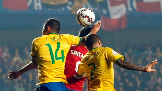 Bek Brasil, Thiago Silva menyentuh bola saat hadapi Paraguay