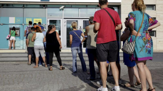 Publik Yunani mengantri di mesin ATM, Minggu, 28 Juni 2015.