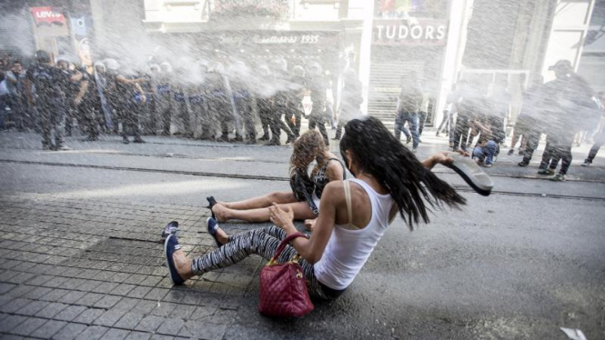 Polisi Turki menggunakan meriam air untuk membubarkan aktivis gay.