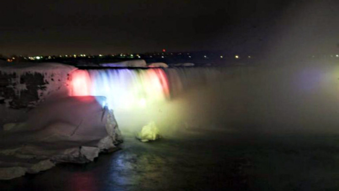 Lampu pelangi di Air Terjun Niagara