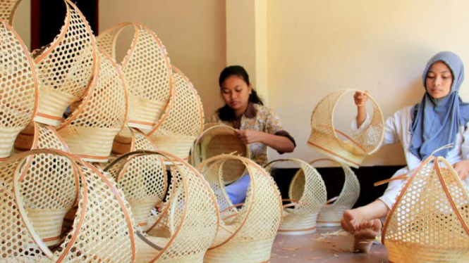 Para perajin keranjang parcel bambu di Magetan