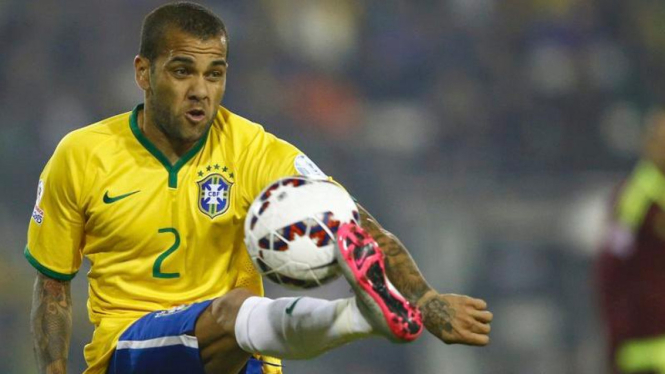 Bek Timnas Brasil, Dani Alves