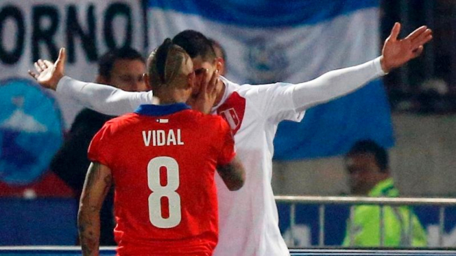 Pemain Chile, Arturo Vidal, mendorong wajah Carlos Zambrano
