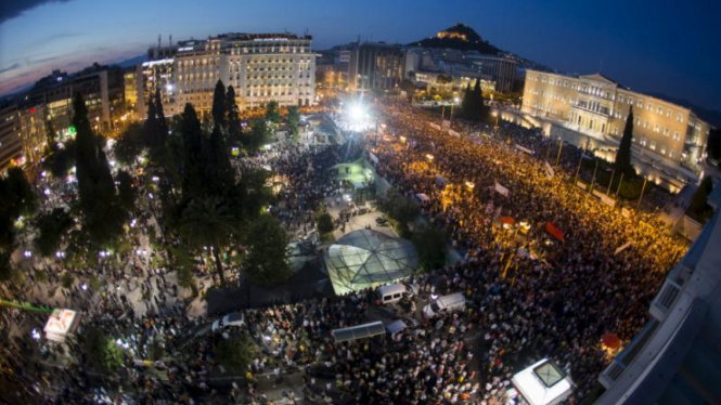 Pemrotes Yunani berkumpul depan gedung parlemen di Athena.